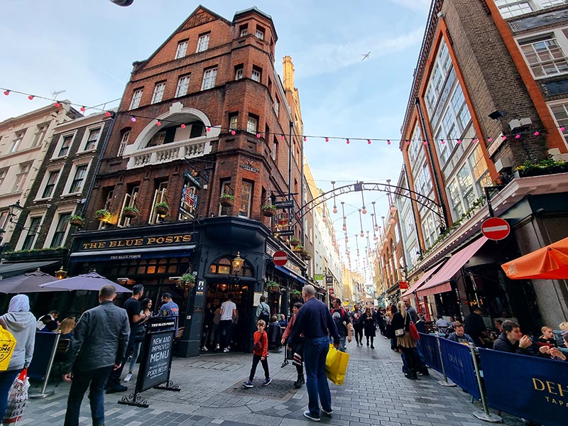 carnaby street shopping in london